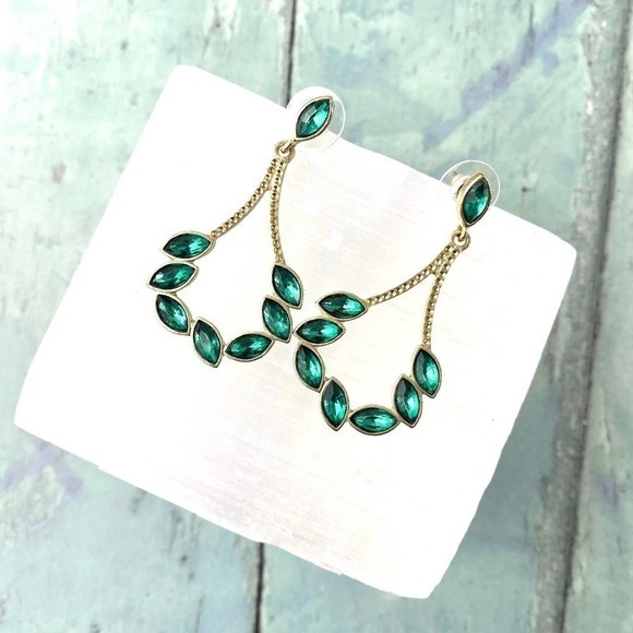 80s Vintage Green Marquise Pierced Drop Earrings - Picture 2 of 10